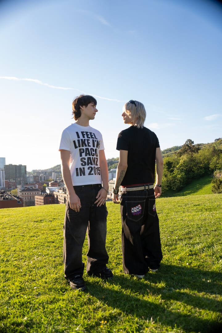 Los dos chicos mirándose, con Bilbao al fondo