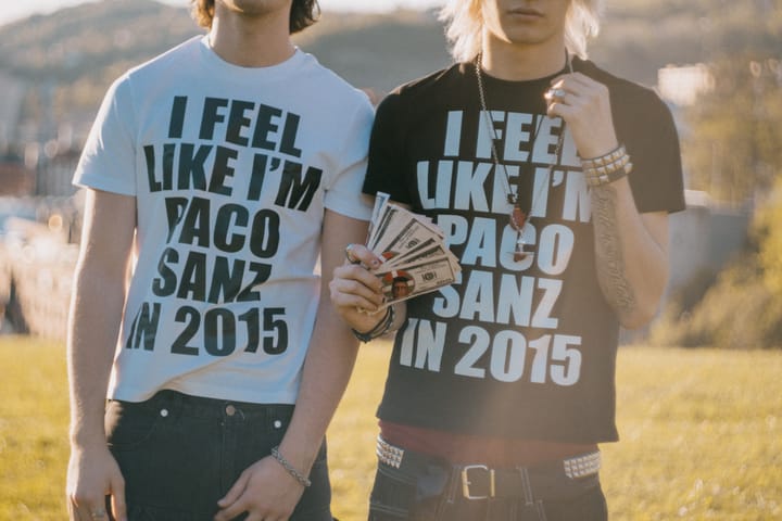 Las camisetas blanca y negra I feel like I’m Paco Sanz in 2015, uno con billetes en la mano