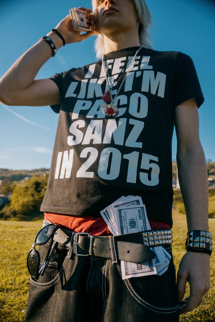 La camiseta negra de cerca, con billetes asomando del bolsillo